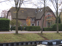 908509 Gezicht op de voor- en zijgevel van de voormalige boerderij Beefland (Rijksstraatweg 34) te Utrecht, vanaf de ...